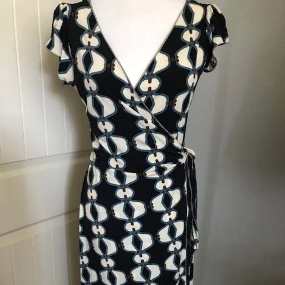 Studio M Geometric Flutter Sleeve Wrap Dress. XS.